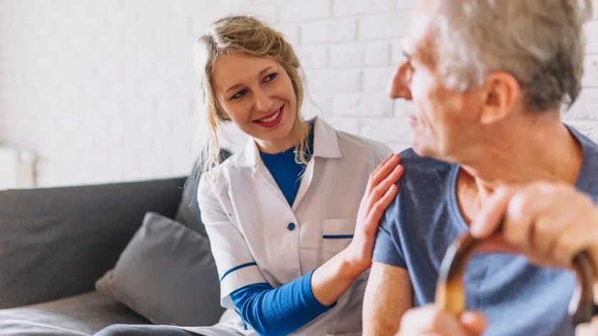 доктор разговаривает с мужчиной с сосудистой деменцией